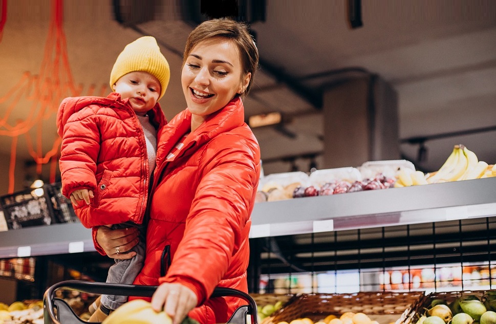 Юлия/декабрь/woman-with-child-in-grocery-store-buying-products2.jpg