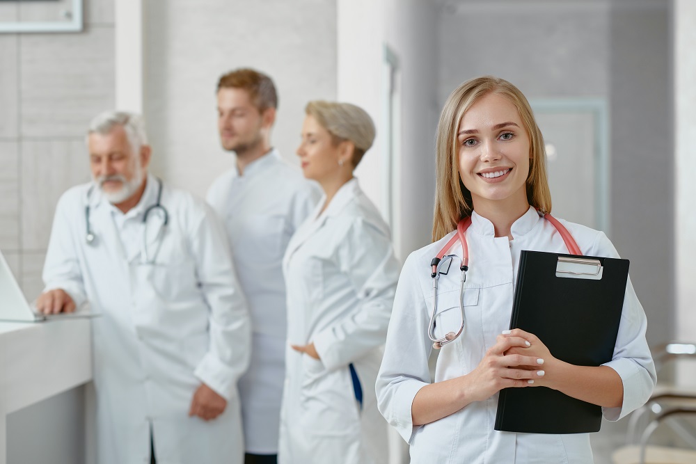 Юлия/замена/portrait-of-young-female-doctor-and-her-colleagues.jpg
