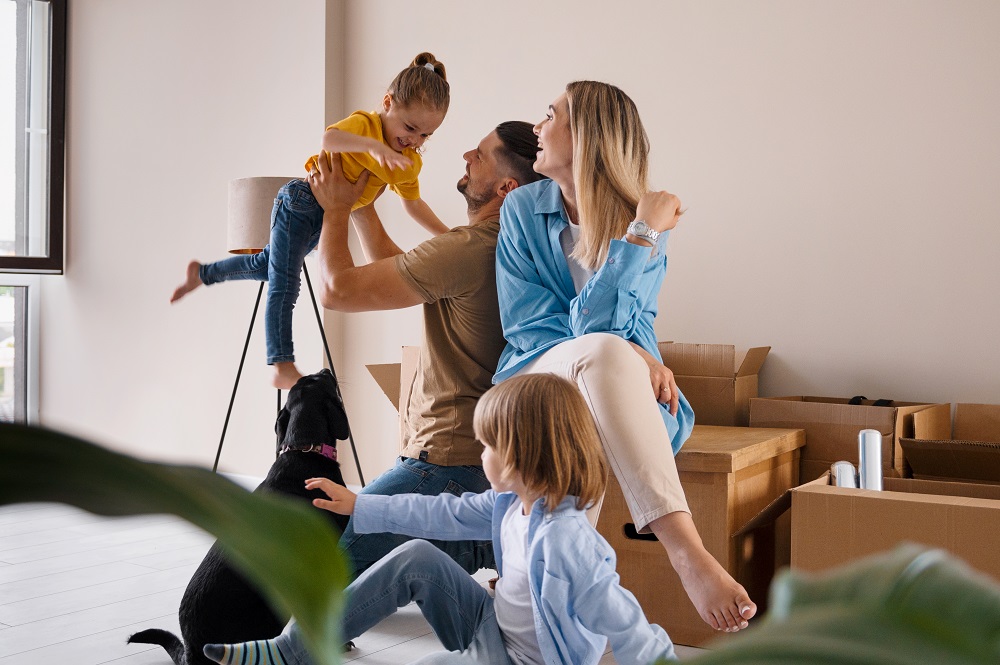 Юлия/ноябрь/happy-family-with-dog-moving-in-new-home.jpg