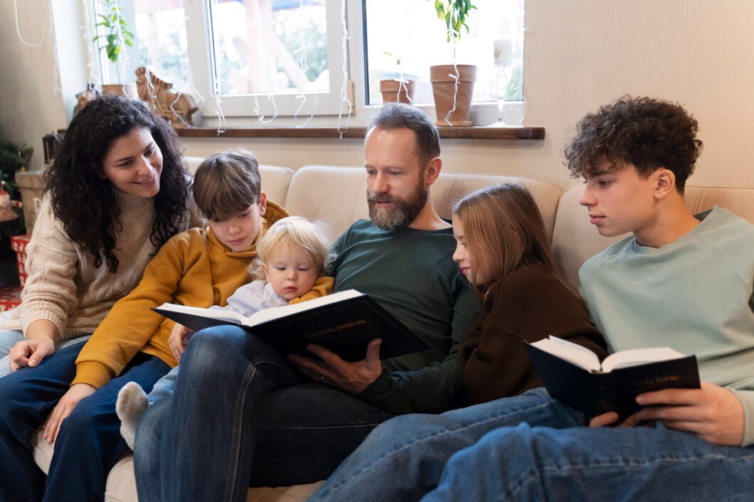 Юлия/октябрь/christian-family-praying-together_23-2149290982.jpg