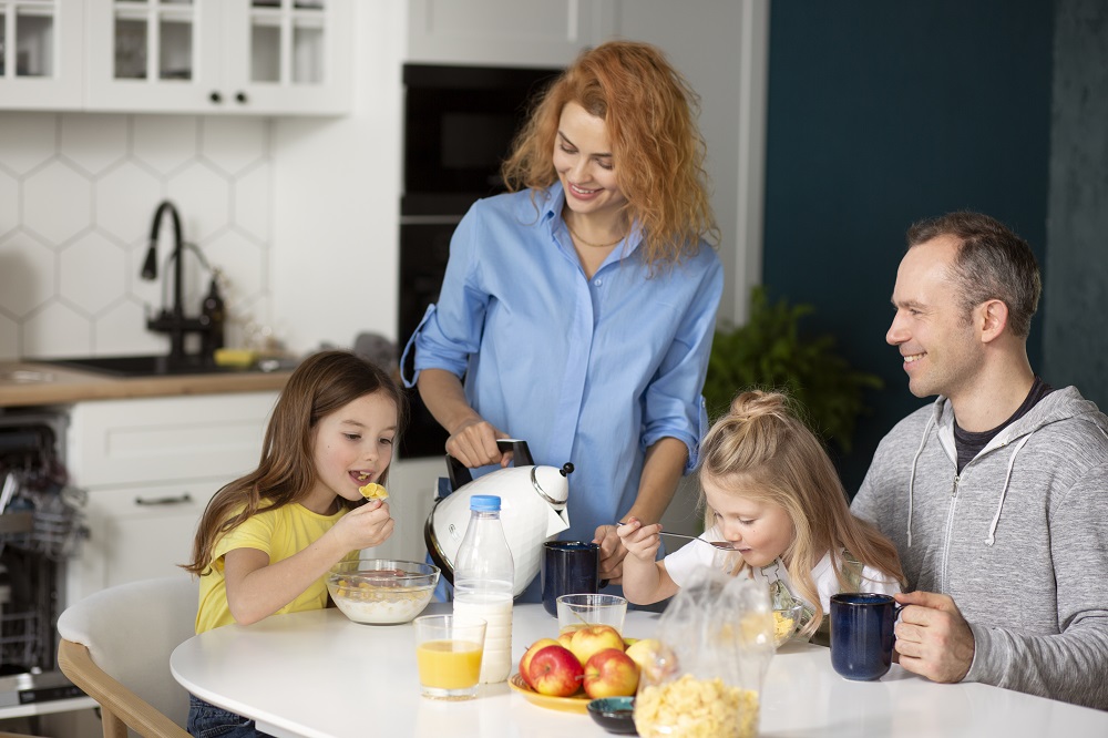 Юлия/октябрь/family-having-quality-time-together.jpg